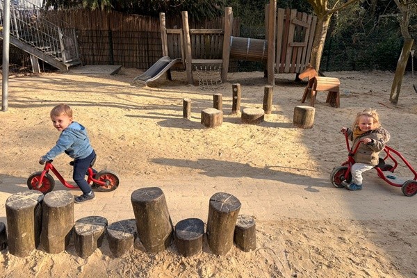 Kind mit Fahrrad im Montessori Kinderhaus