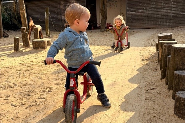 Kinder auf Fahrrädern im Montessori Kinderhaus
