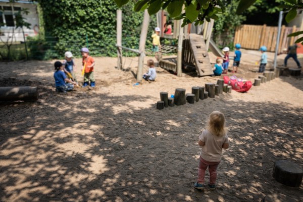 Kinder im Garten des Montessori Kinderhauses