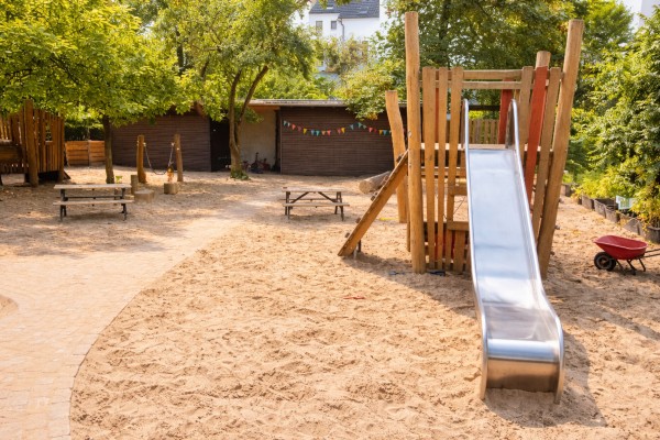 Rutsche im Außenbereich des Kinderhauses